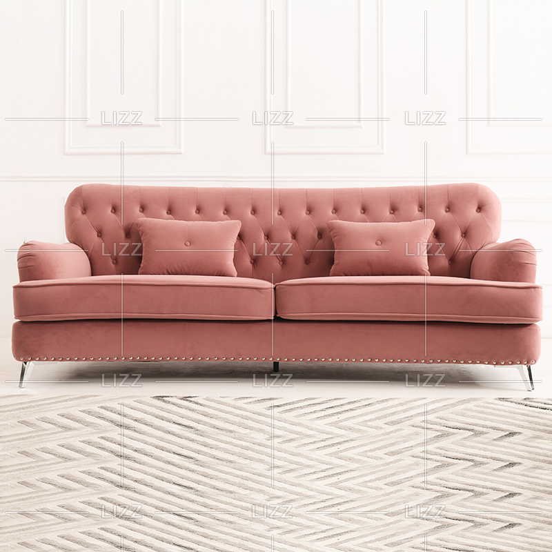 Petit canapé de salon rose classique avec tabouret